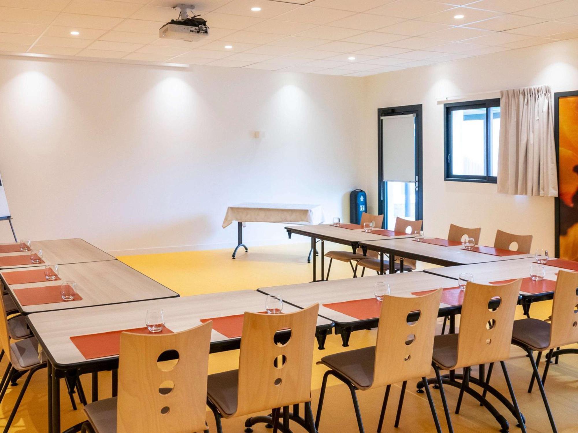 Hotel ibis Styles Fougeres Beaucé Exterior foto